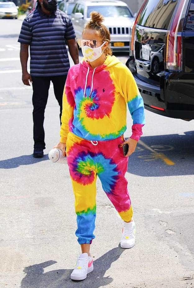 اطلالات جينيفر لوبيز بملابسها الرياضية الملونة مع القناع المنقوش