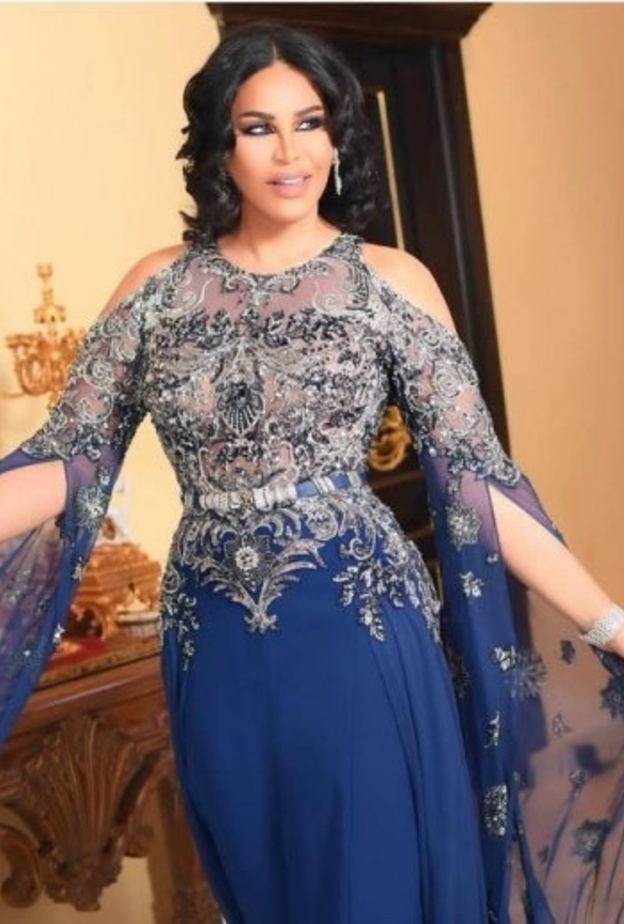 موديلات فساتين خطوبة باللون النيلي من وحي النجمات 2020