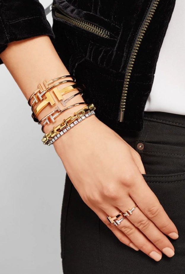 تكديس الأساور المفتوحة لاطلالة أنيقة ومشرقة