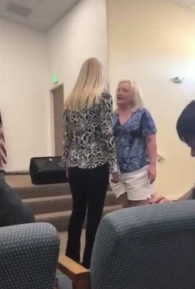 سيدة تدخلت تطلب من والدة العريس مغادرة حفل الزفاف