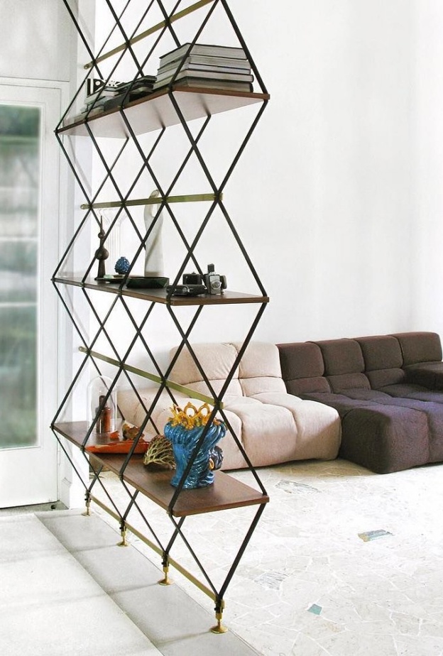 تصميم مكتبة معدنية تشكل فاصل بين غرفتين