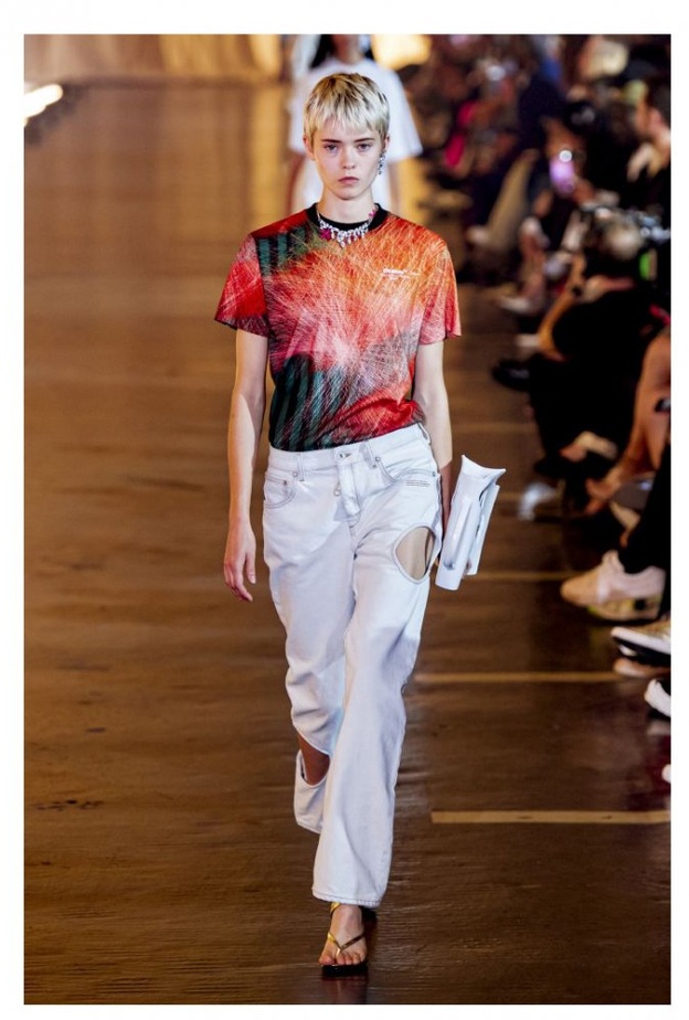 افكار تنسيق التيشيرت للبنات لإطلالات عصرية في النهار من Off White