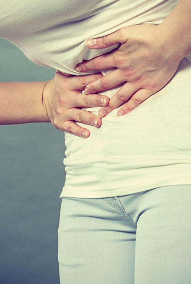 آلام البطن أحد أبرز أعراض التسمم الغذائي