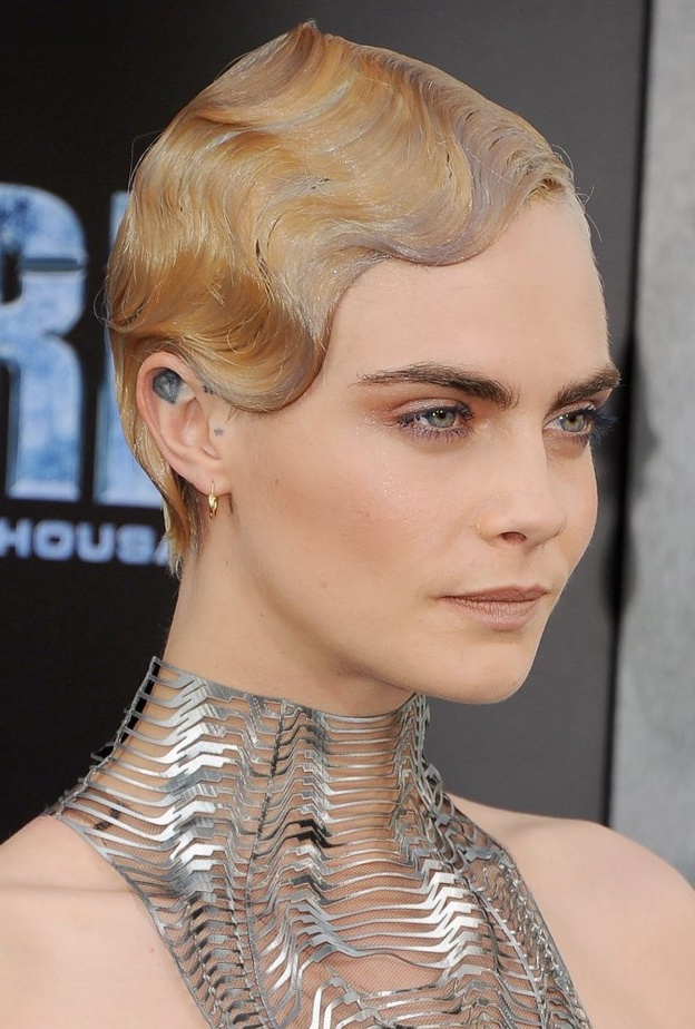 اطلالات كارا ديليفين الجمالية