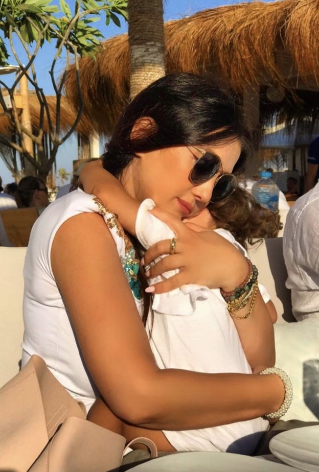 صورة عفوية لطيفة تجمع كندة علوش بابنتها حياة