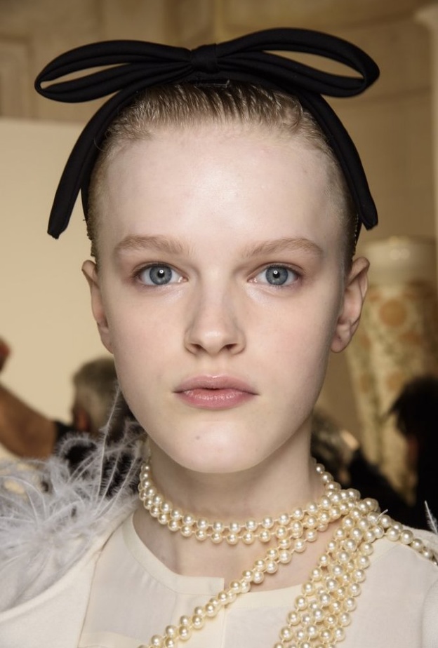 اكسسوارات شعر سوداء راقية اجدد صيحات خريف 2020 من Giambattista Valli