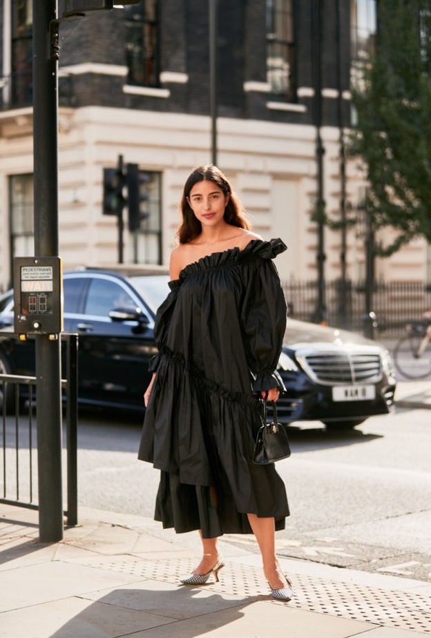 افكار تنسيق الفساتين الواسعة  المزيّنة بالكشكش