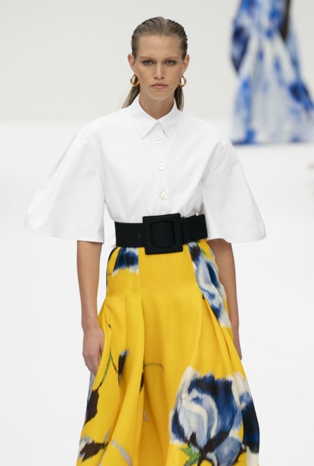 طرق تنسيق اكسسوارات الحزام العريض باطلالة عصرية من Carolina Herrera