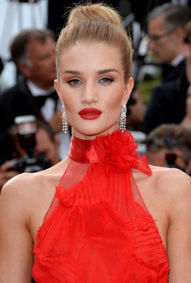  اجمل تدرجات اللون الاحمر القوي بأسلوب Rosie Huntington-Whiteley