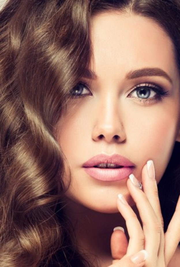 احرصي على تمشيط شعر الكثيف بالادوات الخشبية ذو الاسنان الواسعة لحمايته من التقصف