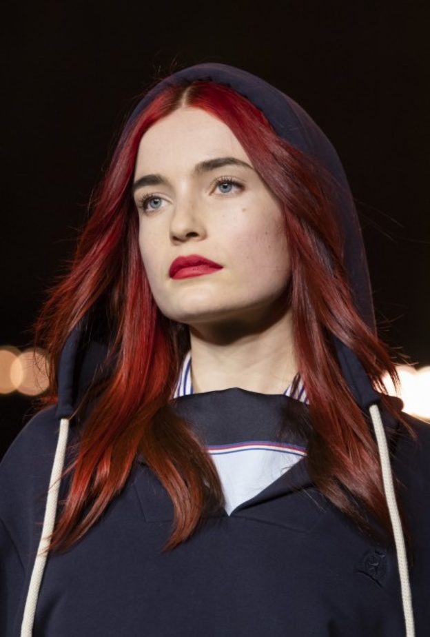 تسريحة شعر طبيعية بأسلوب Tommy Hilfiger 