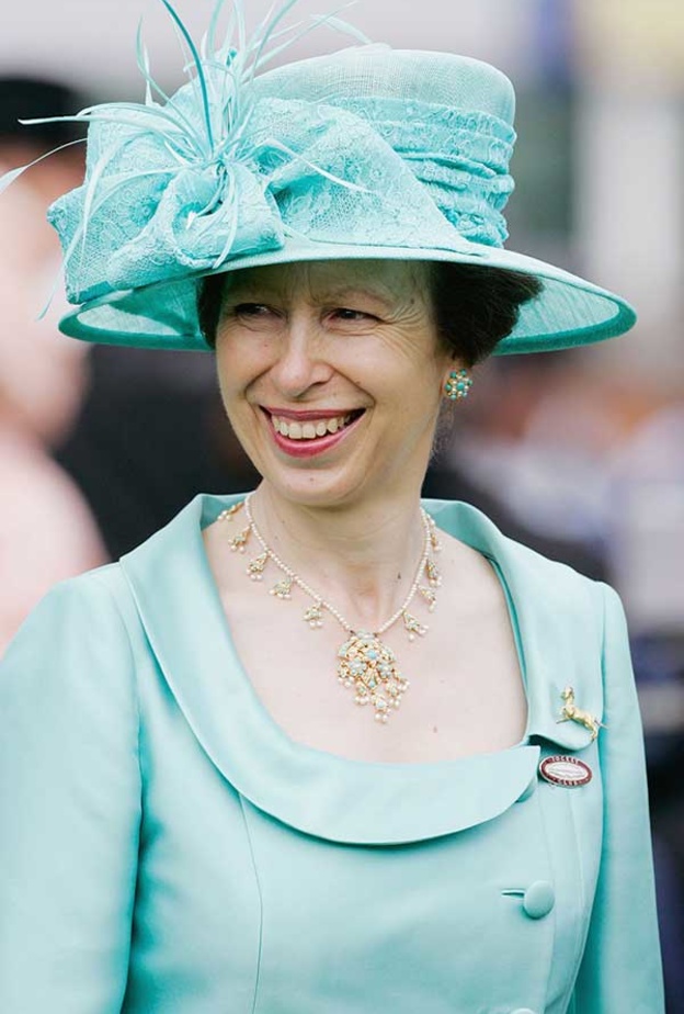 في عيدها الـ 70.. أجمل مجوهرات الأميرة آن صاحبة الذوق الرفيع