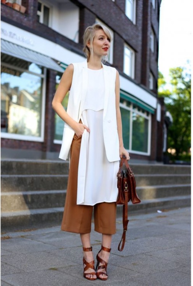 افكار تنسيق الفيست الأبيض مع السروال البني القصير والصندل بصيحة الشرائط