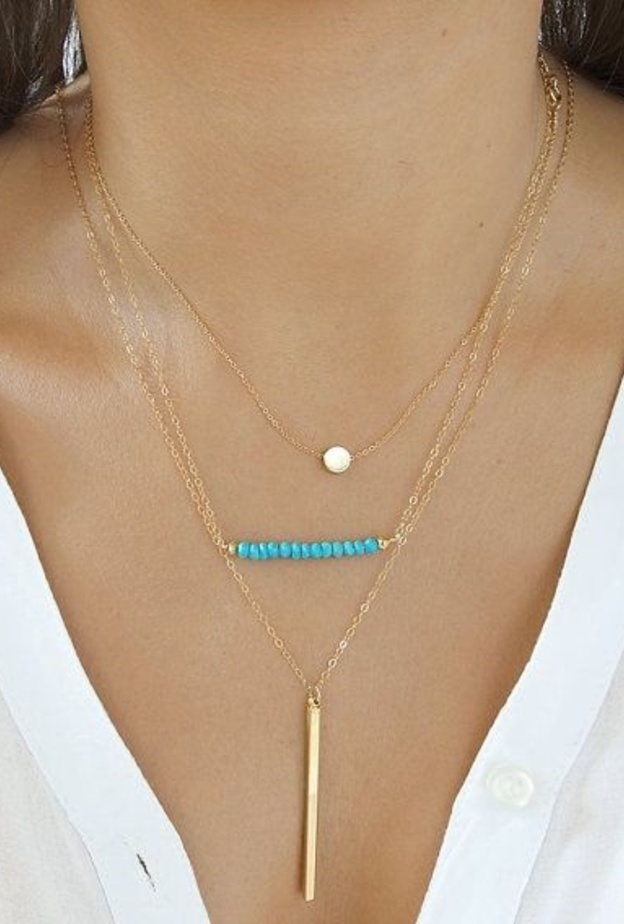 موديلات سلاسل مزينة بحجر الفيروز تناسب صيحة التكديس