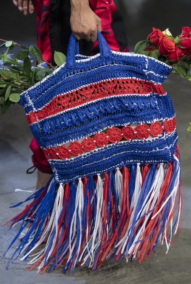 احدث موديلات حقائب مع الشراريب الطويلة من Prabal Gurung