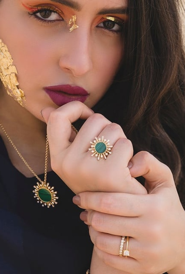 مجوهرات مستوحاة من الطبيعة من علامة قلادة