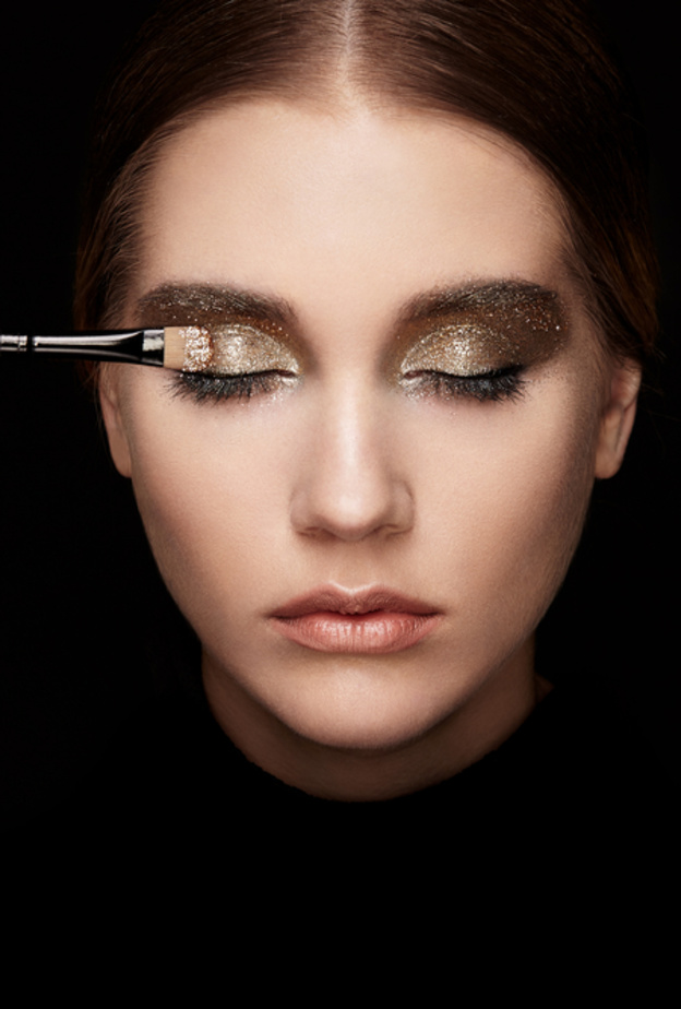 طريقة وضع مكياج عيون أسود وذهبي ناعم بالخطوات