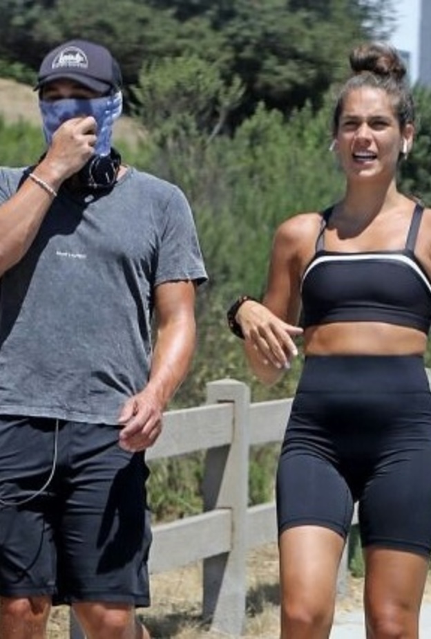 جيمس فرانكو يستمتع بـ "نزهة رياضية" مع صديقته 