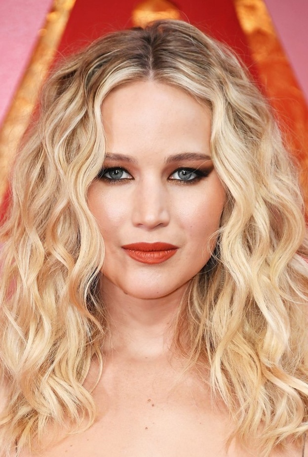 تختار جينيفر الدرجات الترابية دائماً