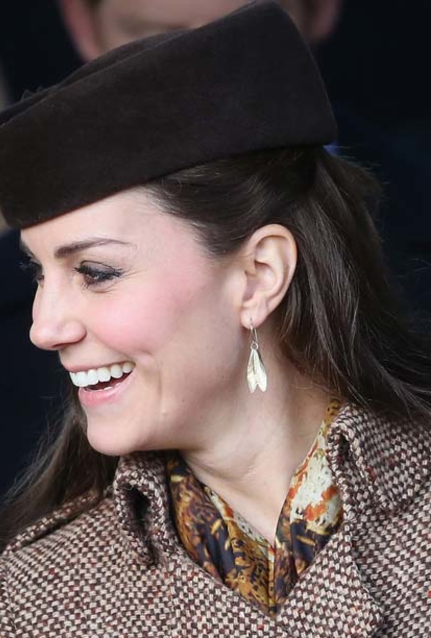 ما هي علامات المجوهرات المفضلة لدى كيت ميدلتون للإطلالة بأقراط في متناول اليد؟
