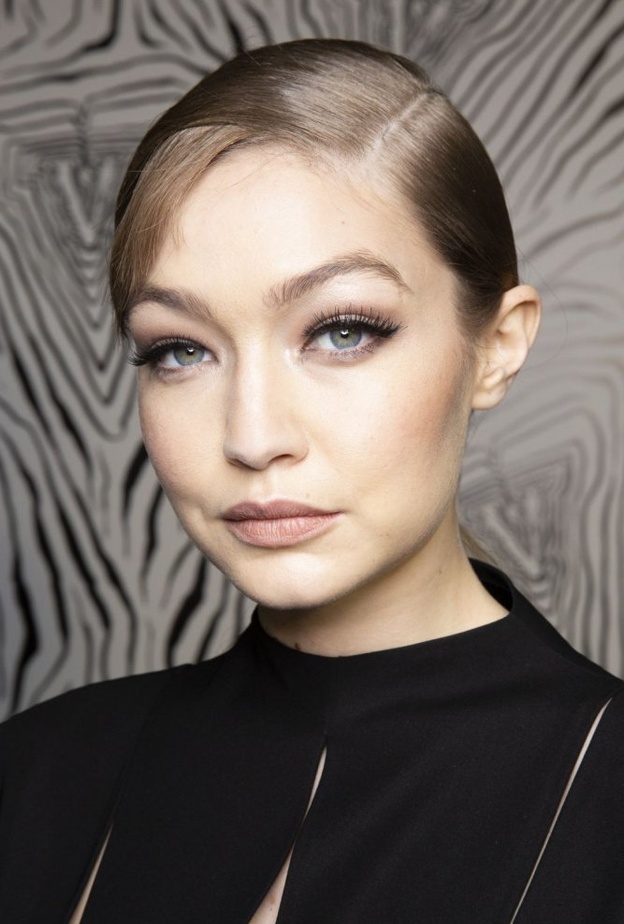  طريقة عمل المكياج البرونزي مع الايلاينر لاطلالة مشرقة في خريف 2020 من Versace