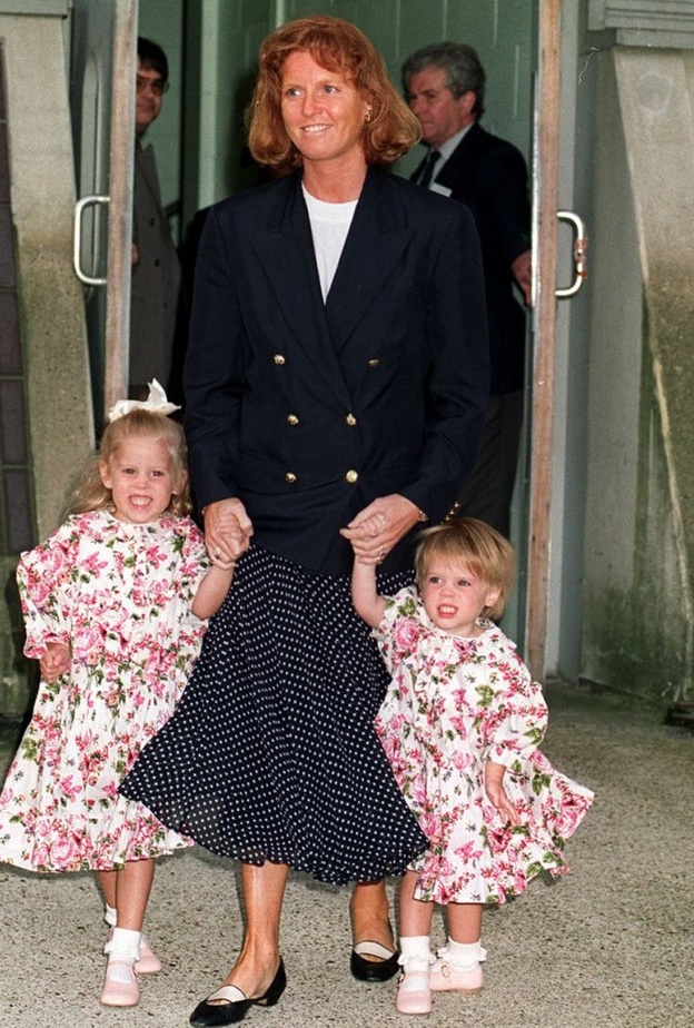 الصورة التي نشرتها الاميرة اوجيني و تبدو فيها الاميرة بياتريس بأكسسوار شعر ضخم