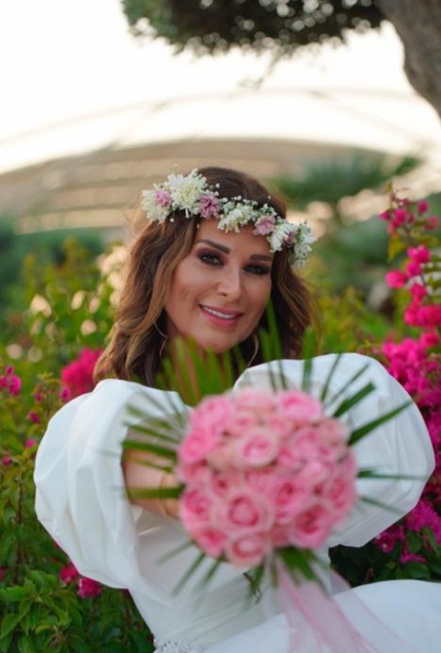  العروس وباقة زفافها