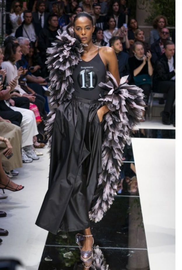 قدّمت دار Giorgio Armani ملابس السباحة مع التنورة الميدي باللون الأسود