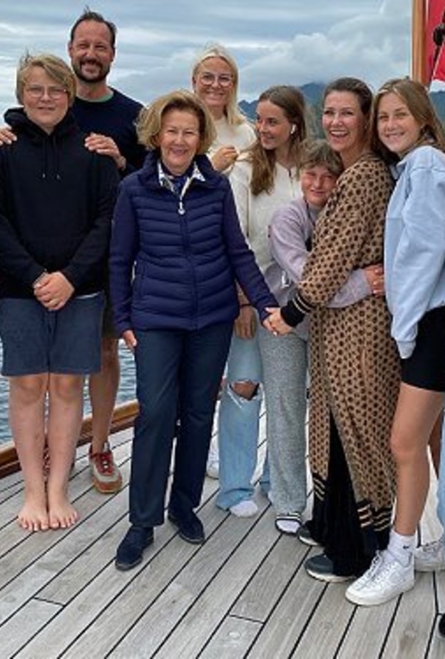 العائلة المالكة النرويجية في جزر لوفوتين في نوردلاند