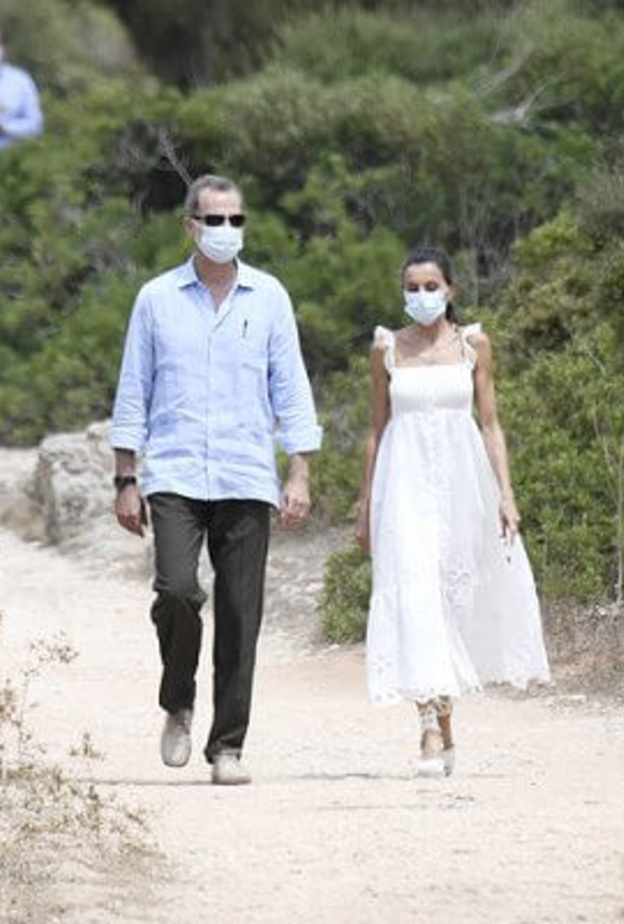  ظهرت الملكة ليتيزيا خلال زيارتها للجزيرة بإطلالة صيفية ساحرة باللون الأبيض