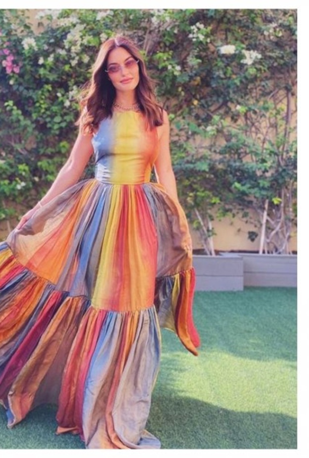  كارن وازن تألقت بفستان طويل ملوّن من تصميم ديور