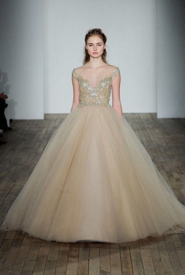 فساتين زفاف باللون الشامبين من lazaro