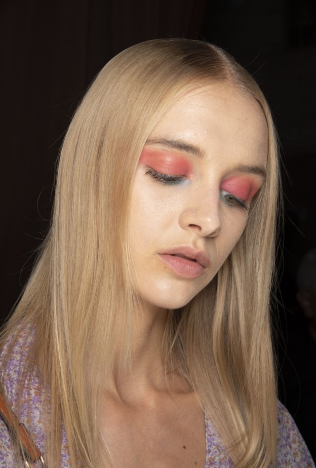 صيحات مكياج صيف 2020 ظلال عيون ملونة بأسلوب Oscar De La Renta