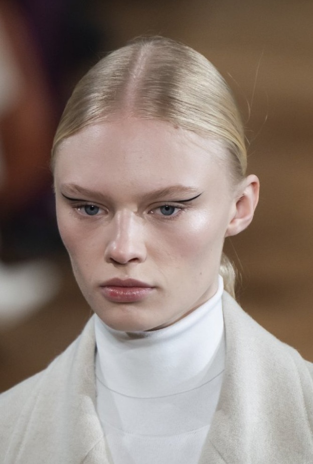 خطوط الايلاينر السوداء الرفيعة والهندسية للحصول على نظرة ساحرة من Stella McCartney