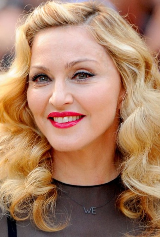 إطلالة كلاسيكية من وحي مادونا