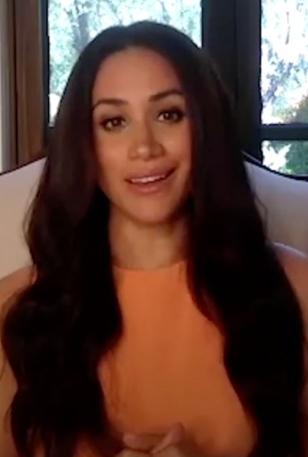 اطلالة ميغان ماركل بتوب من قماش الحرير باللون البرتقالي من Hugo Boss