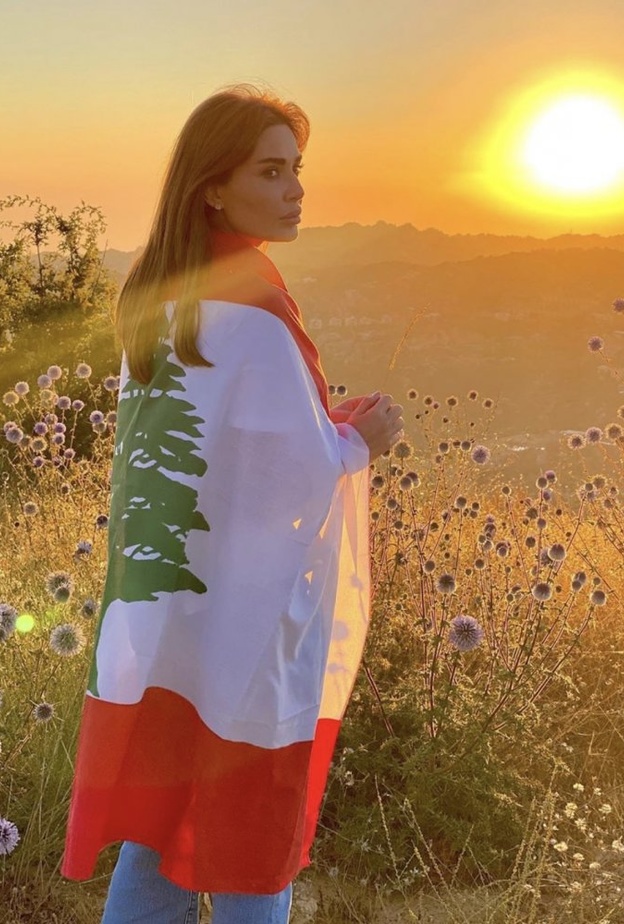 سيرين عبد النور بأول إطلالة لها مع العلم اللبناني بعد انفجار بيروت