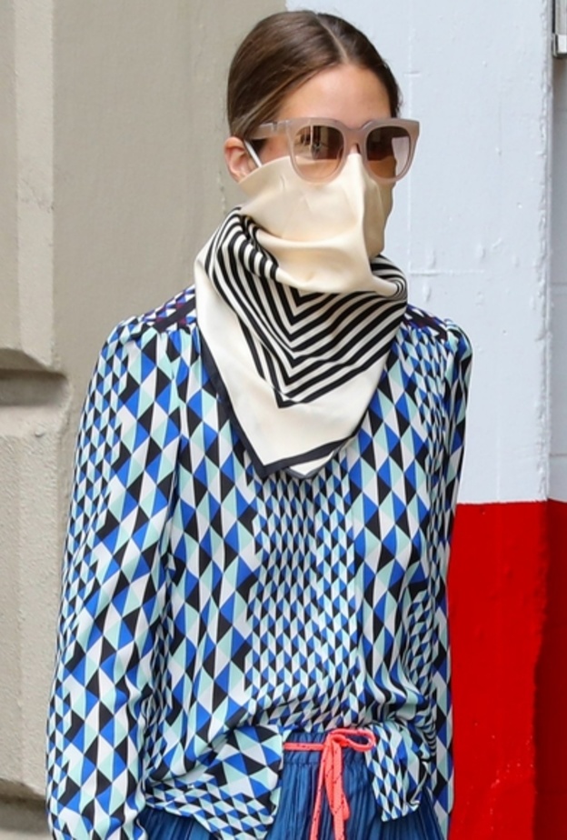 أسلوب ملفت بالطبعات الهندسية بدرجات الأزرق مع السكارف بستايل الكمامة باللونين الأسود والأبيض العاجي