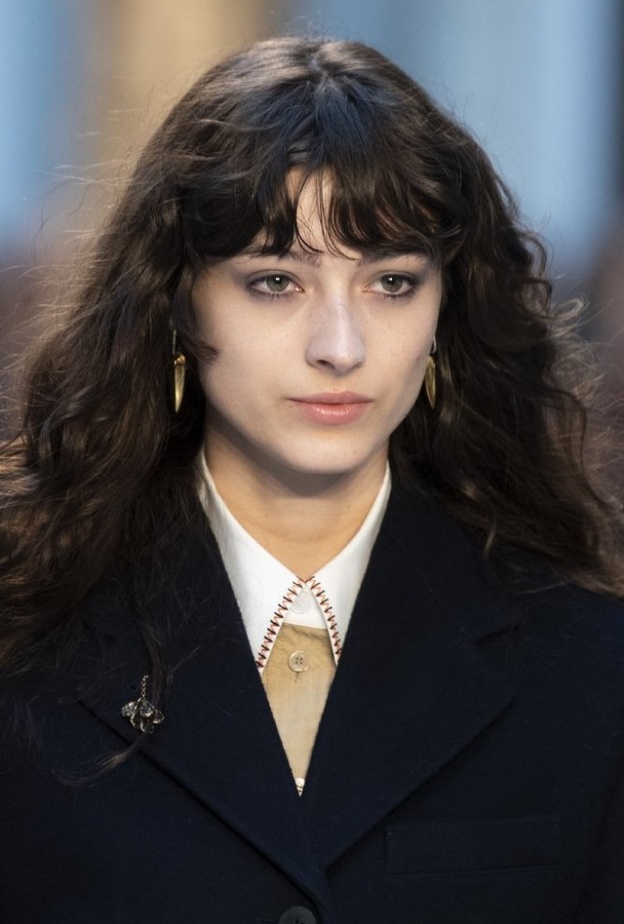  تسريحات شعر طويل مع الغرة الامامية للمرأة العاملة في خريف 2020 من Chloe