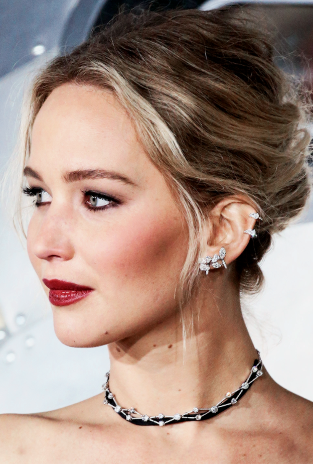 طرق تنسيق الاقراط المتعددة من  جينيفر لورينس Jennifer Lawrence