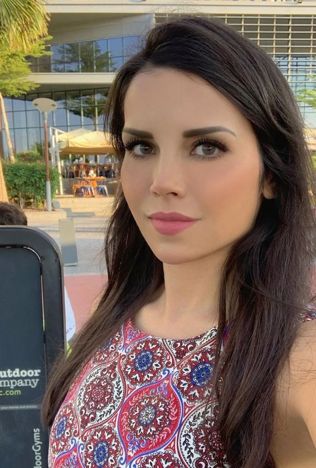 لا تغير رنا عادةً أسلوب مكياجها الكلاسيكي