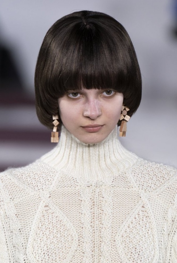 صور قصات شعر كاريه فرنسي كثيف من دار Anrealage