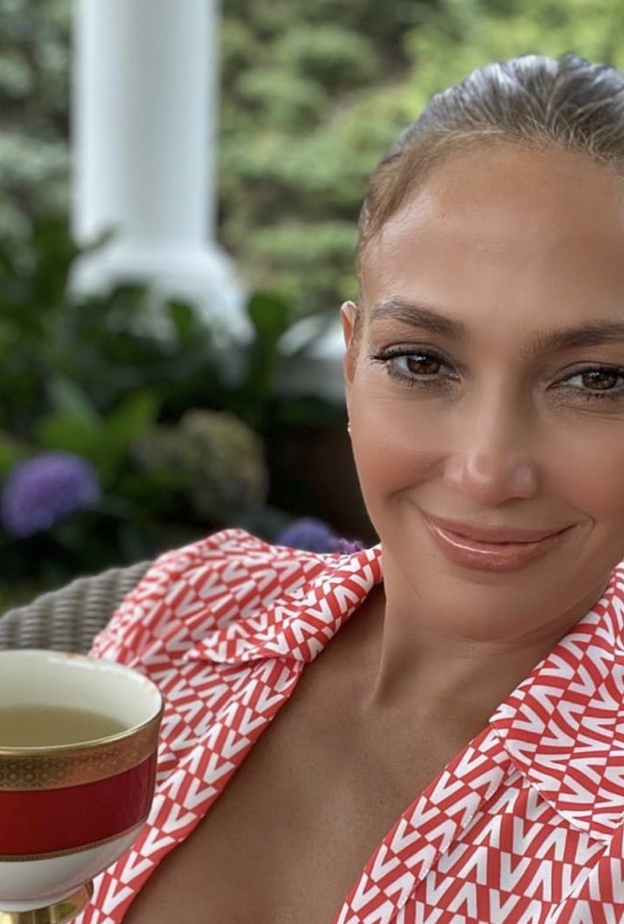 جينيفر لوبيز تستمتع بأجواء هادئة وهي تحتسي الشاي