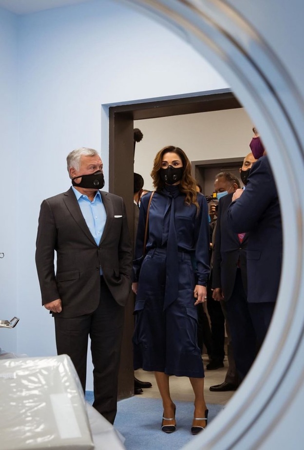 صوراحدث اطلالات الملكة رانيا باللون الكحلي كاجوال ومتجددة دائما