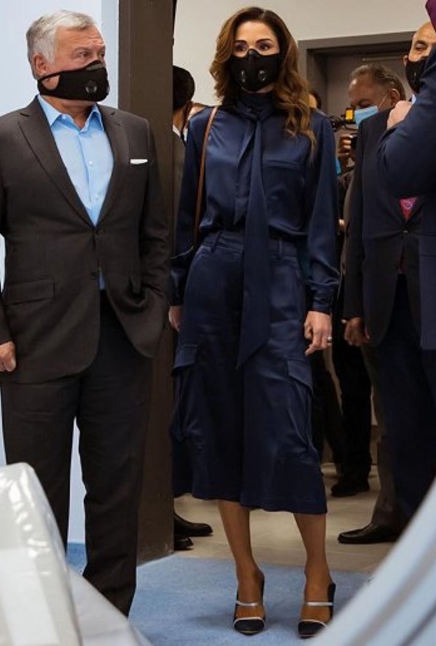 ظهرت أيضا بإطلالة عمل أنيقة وكانت ترتدي زوج من الأحذية الجلدية الأنيقة ذات الكعب العالي