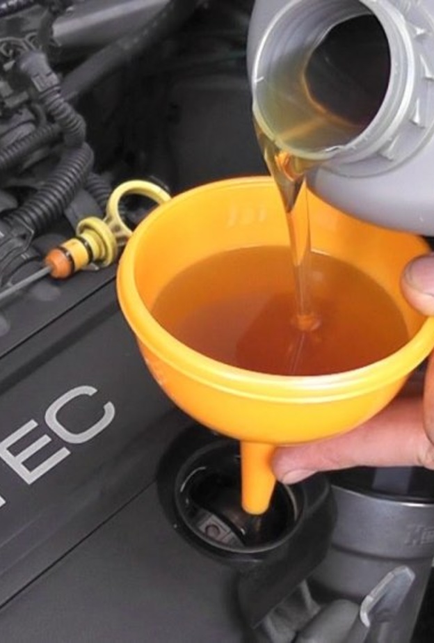 ما هي اسباب وعلامات نقص الزيت في محرك السيارة