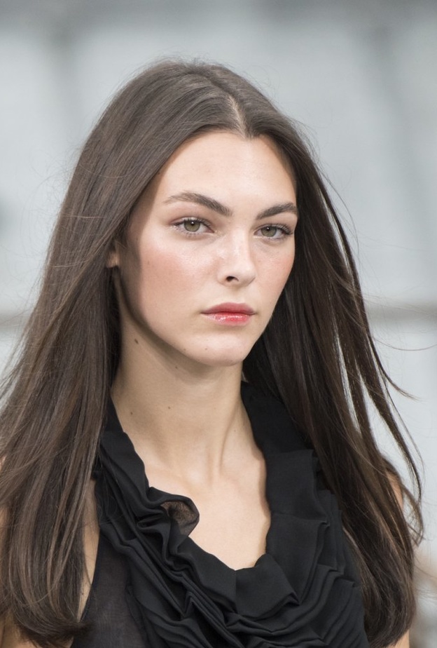 إطلالة طبيعية بأسلوب Chanel