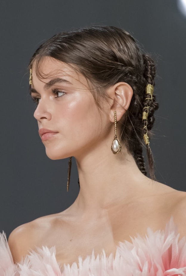 مكياج طبيعي ومسرق بأسلوب Alexander McQueen