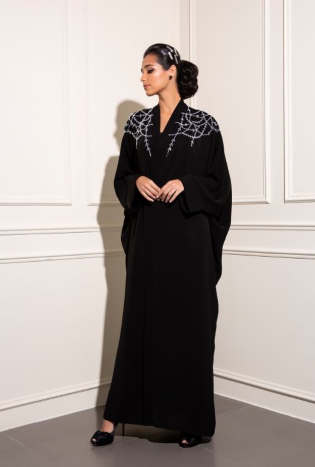 عبايات خليجية فخمة  من الأسود الراقي مع الشكّ الفاخر 