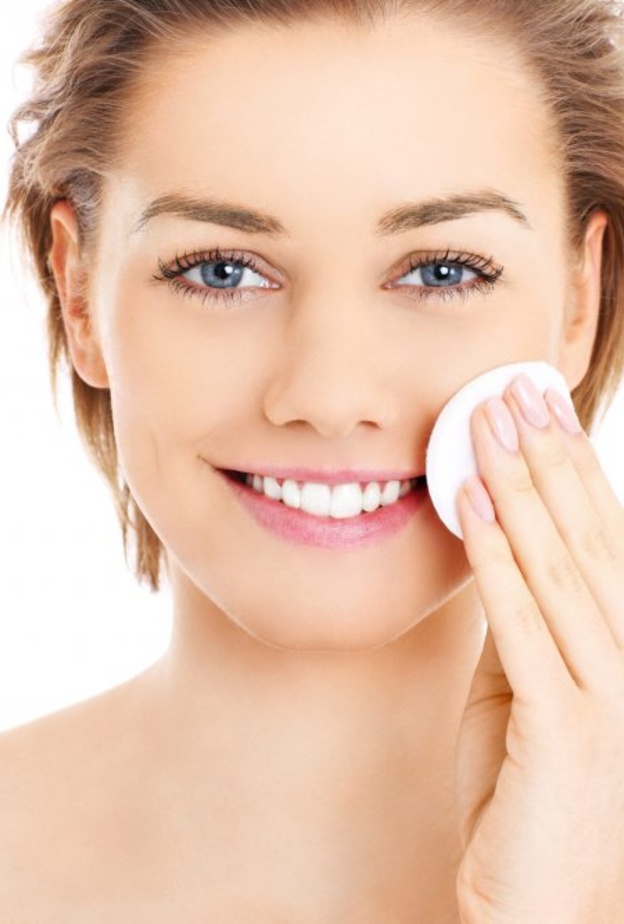 استفيدي من تطبيق ماسك الكرفس والعنب قبل الاستحمام لبشرة صافية وشعر صحي على الداوم